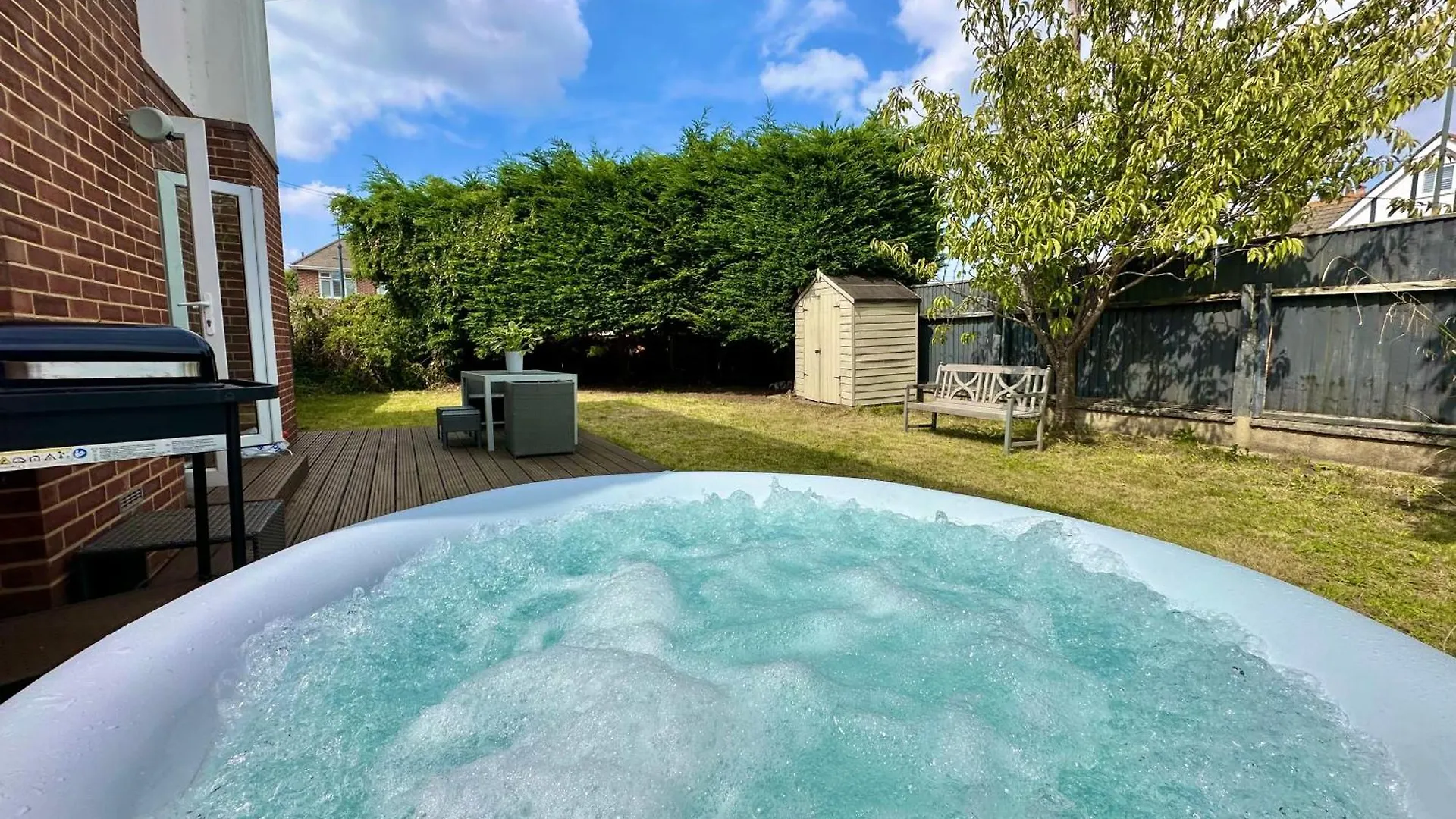 Three Bed Detached Home - Large Garden - Hot Tub - Free Parking - Close To Beach! Bournemouth