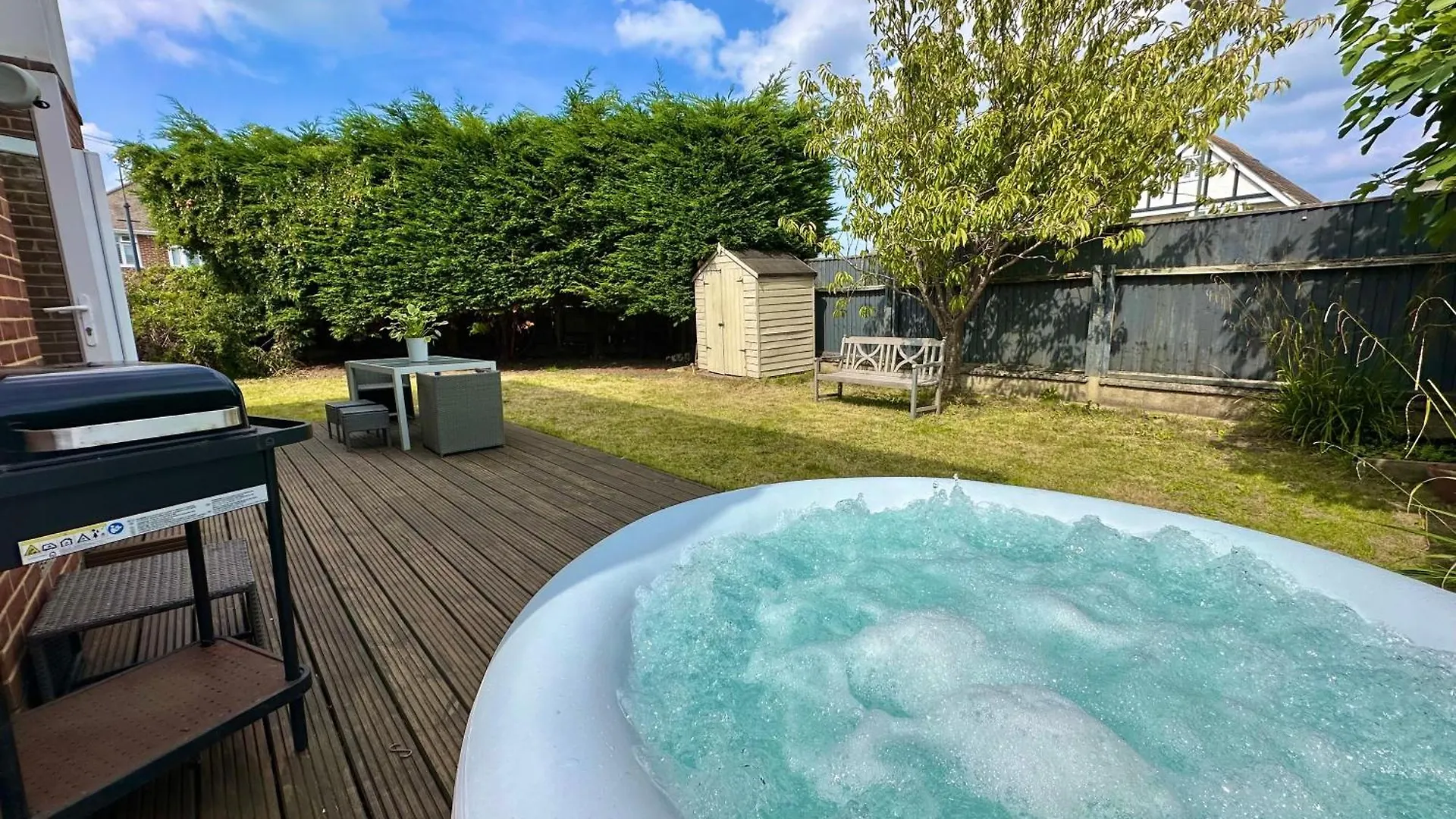 Three Bed Detached Home - Large Garden - Hot Tub - Free Parking - Close To Beach! Bournemouth