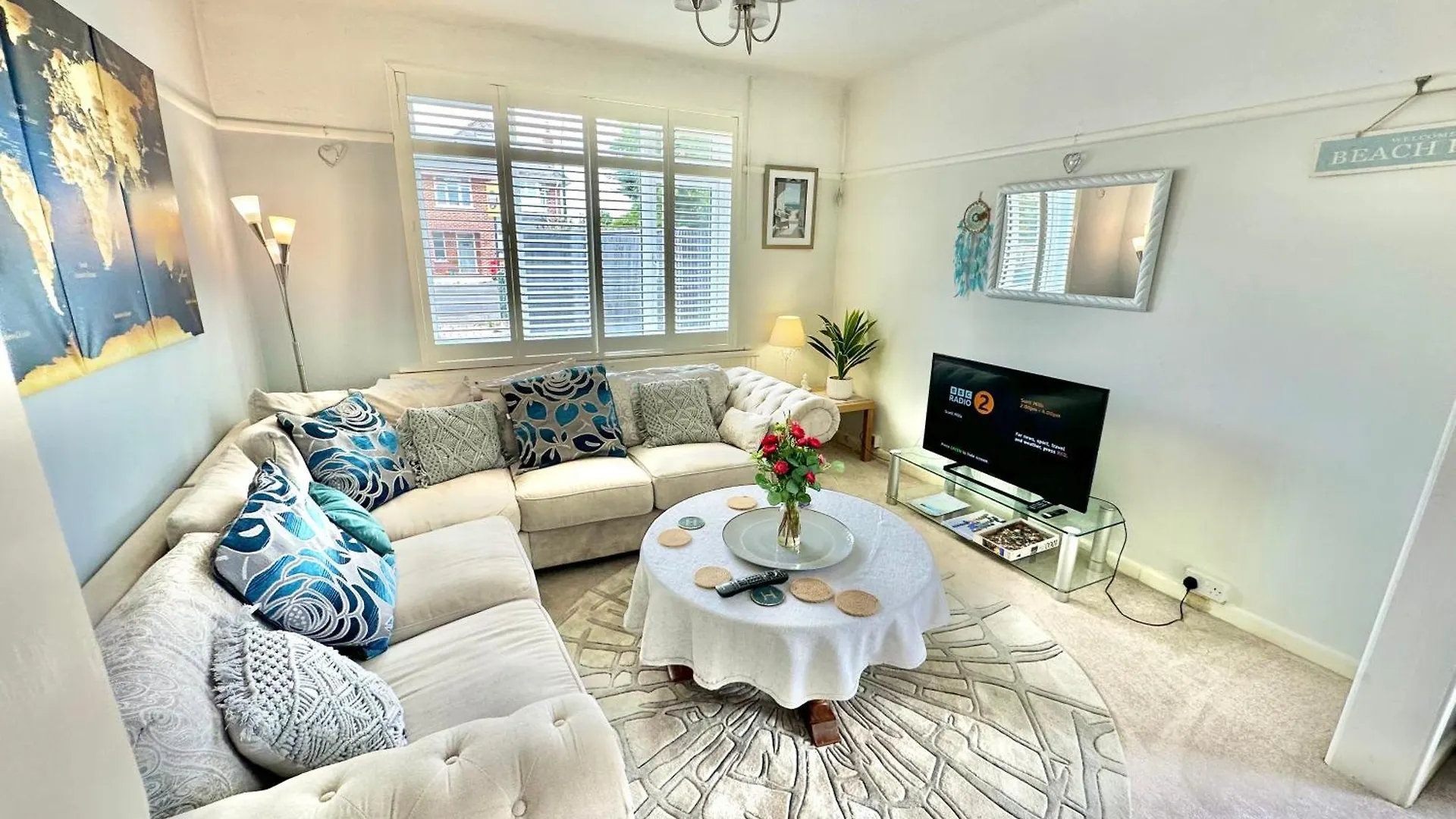 Three Bed Detached Home - Large Garden - Hot Tub - Free Parking - Close To Beach! Bournemouth Holiday home