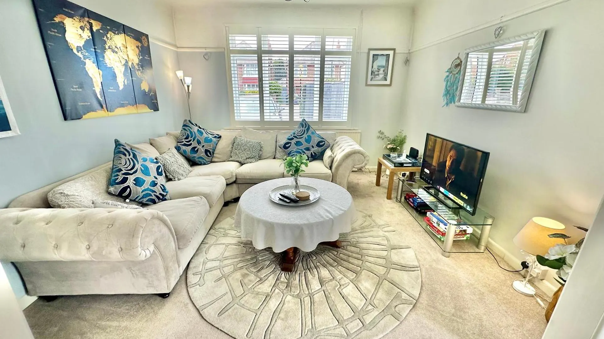 Three Bed Detached Home - Large Garden - Hot Tub - Free Parking - Close To Beach! Bournemouth Holiday home