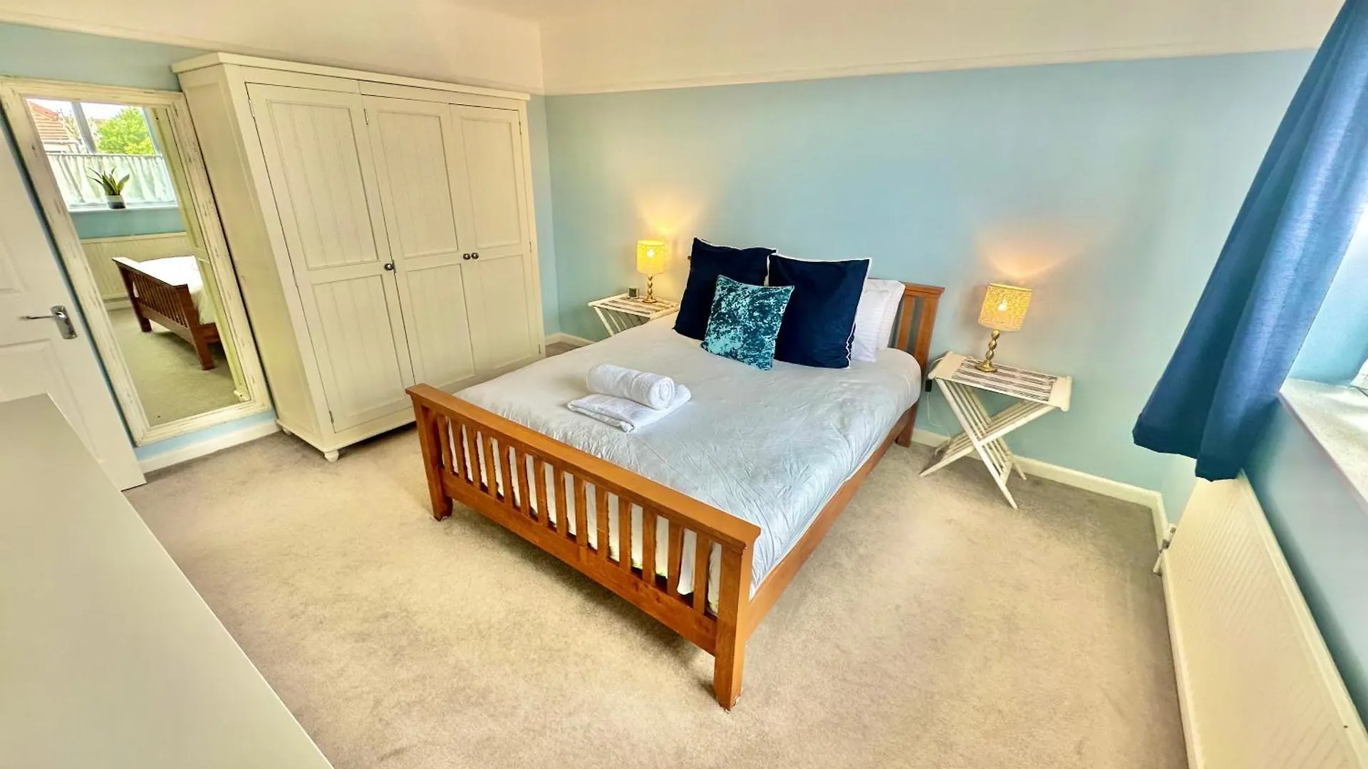 Three Bed Detached Home - Large Garden - Hot Tub - Free Parking - Close To Beach! Bournemouth 0*,  United Kingdom