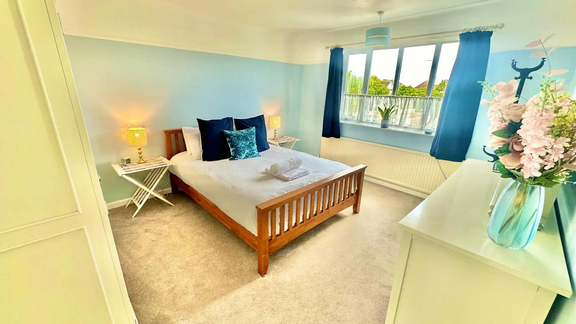 Three Bed Detached Home - Large Garden - Hot Tub - Free Parking - Close To Beach! Bournemouth