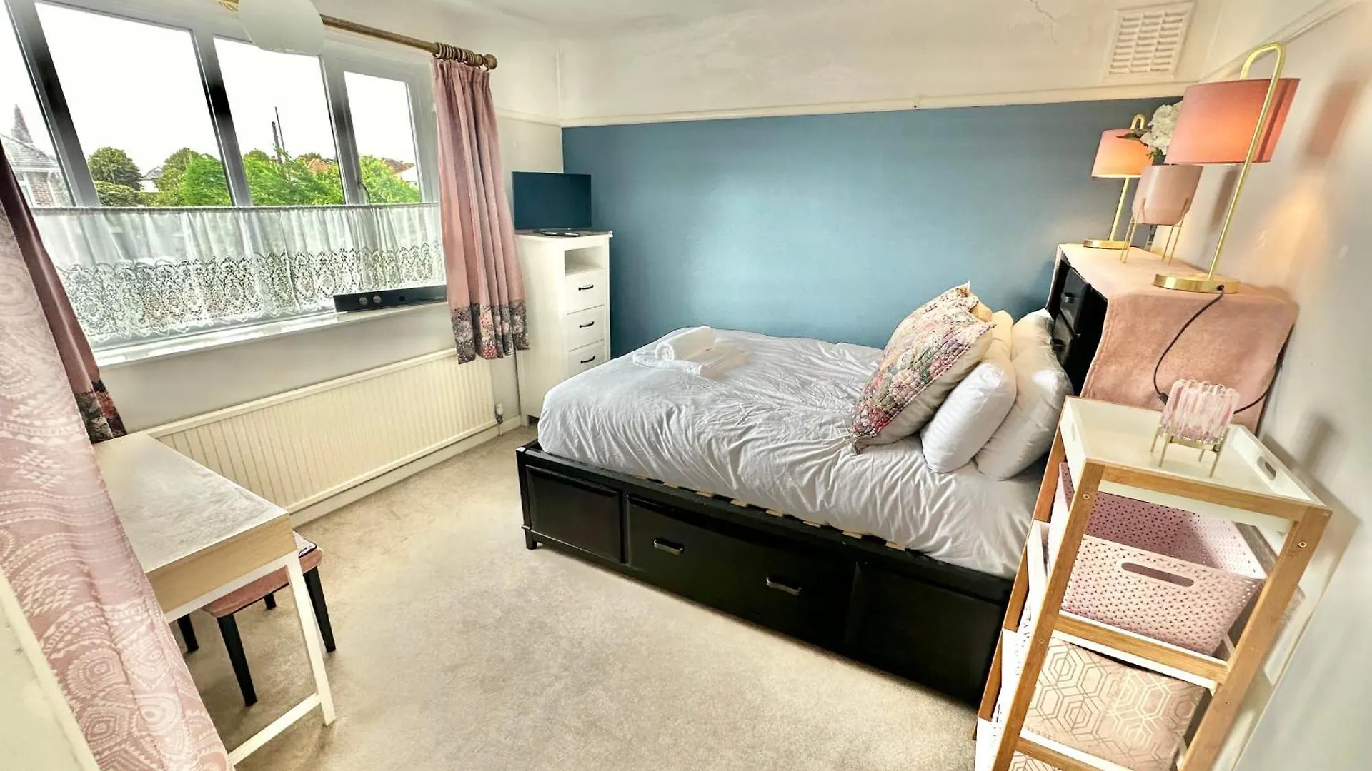 Three Bed Detached Home - Large Garden - Hot Tub - Free Parking - Close To Beach! Bournemouth 0*,  United Kingdom